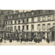 CPA: BREST, L'Hotel de Ville, Animé, vers 1920