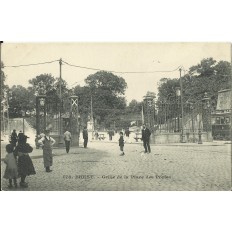 CPA: BREST, La Grille de la Place des Portes, Animée, vers 1900