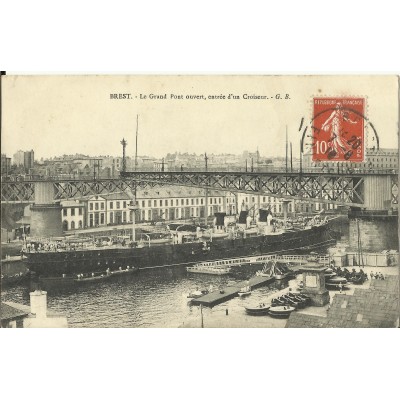 CPA: BREST, Le Grand Pont Ouvert, entrée d'un Croiseur (1910)