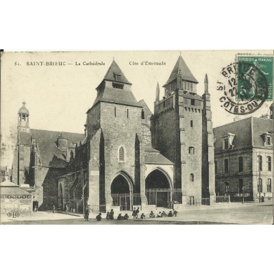 CPA: SAINT-BRIEUC, Enfants devant la Cathédrale, années 1910