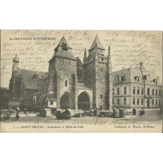 CPA: SAINT-BRIEUC, Etals devant la Cathédrale, années 1900