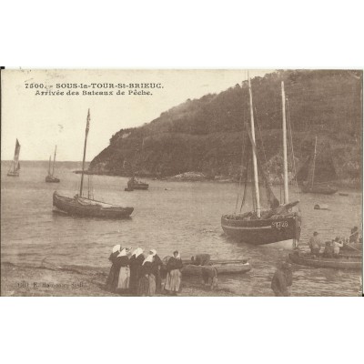 CPA: SOUS-LA-TOUR-SAINT-BRIEUC, Arrivée des Bateaux de peche, années 1930