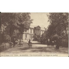 CPA: SAINT-BRIEUC, Les Promenades - Le Palais de Justice, années 1920