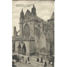 CPA: TREGUIER, Animation devant la Cathédrale, vers 1920