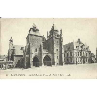 CPA: SAINT-BRIEUC, Cathédrale St-Etienne & Hotel de Ville, années 1910