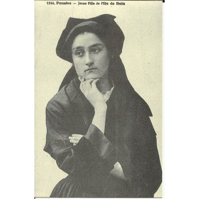 CPA (REPROD.): Jeune Fille de l'Ile de SEIN, vers 1900.