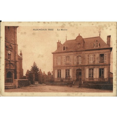 CPA: PLOUNEOUR TREVEZ, La Mairie, vers 1910