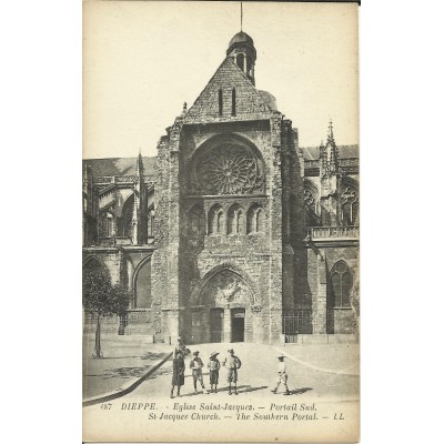 CPA: DIEPPE, Eglise St-Jacques, Portail Sud, Enfants, vers 1910.