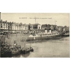 CPA: DIEPPE, Gare Maritime, Paquebot à Quai, vers 1920.