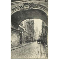 CPA: ROUEN, La rue de la Grosse Horloge, vers 1910