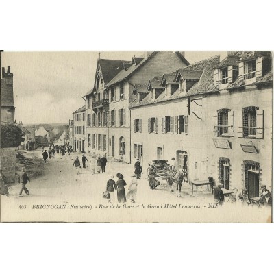 CPA: BRIGNOGAN, Rue de la Gareet Grand Hotel Pénanrpos, vers 1910