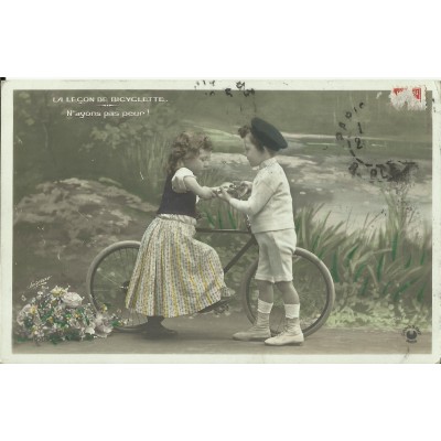 CPA: LA LECON DE BICYCLETTE, N'ayons pas peur! vers 1900